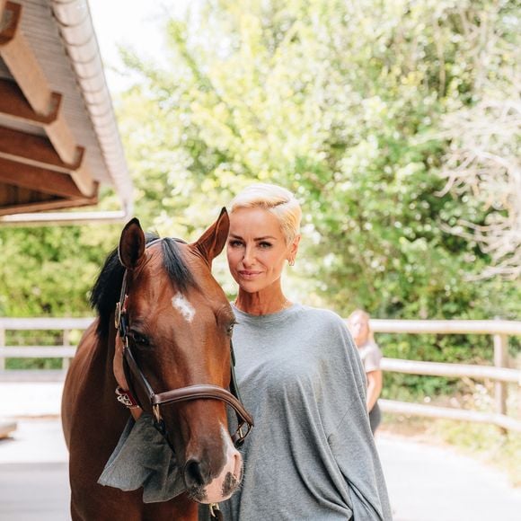 Exclusif - Adriana Karembeu assiste à la 4ème édition de vente aux enchères physique et en ligne de chevaux de sport élite (La Baule Auction) à La Baule le 13 juin 2026. © Apolline Dutraive / Bestimage