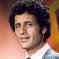 Joe Dassin : Son fils Jonathan sort un nouveau titre en duo avec l'ex-compagne d'une figure phare de CNEWS