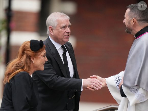 Le prince Andrew, duc d'York, Sarah Ferguson, duchesse d'York - Les membres de la famille royale assistent aux funérailles de la duchesse de Kent, à la cathédrale de Westminster, à Londres, au Royaume-Uni, le 16 septembre 2025. © Julien Burton / Bestimage