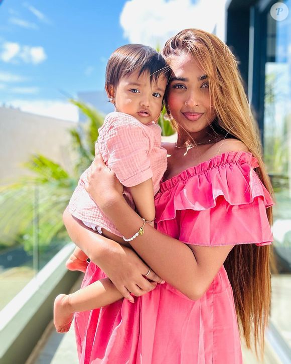 Hanaa Elah dans une robe rose avec un enfant dans les bras ©Instagram - Hanaa Elah