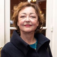 Catherine Frot : Sa maison en Corse située sur une colline, dotée d'une piscine écologique et d'un jardin "un peu flou"
