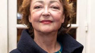 Catherine Frot : Sa maison en Corse située sur une colline, dotée d'une piscine écologique et d'un jardin "un peu flou"