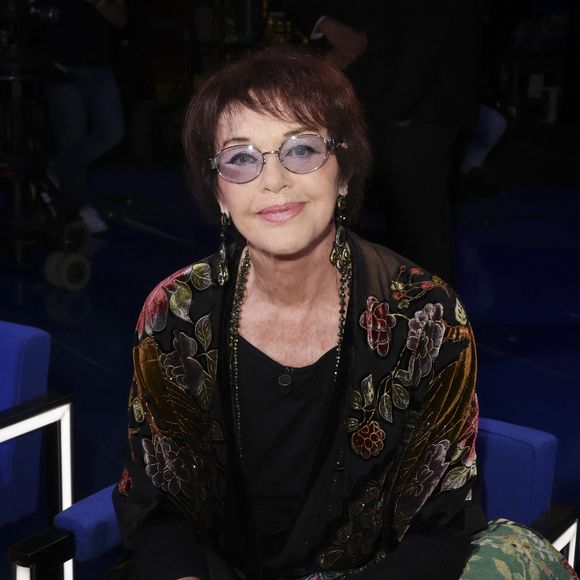 "La direction de TF1 avait soudainement découvert mon âge et les grands chefs, ‘dans les bureaux de verre’, avaient posé un veto à ma participation", raconte-t-elle.

Anny Duperey, lors de l'enregistrement de l'émission "La Boîte à secrets", présentée par F.Bollaert et diffusée le 10 octobre 2025 sur France 3, dans les studios du Lendit à Saint-Denis, Seine Saint-Denis, France, le 22 septembre 2025. © Jack Tribeca/Bestimage