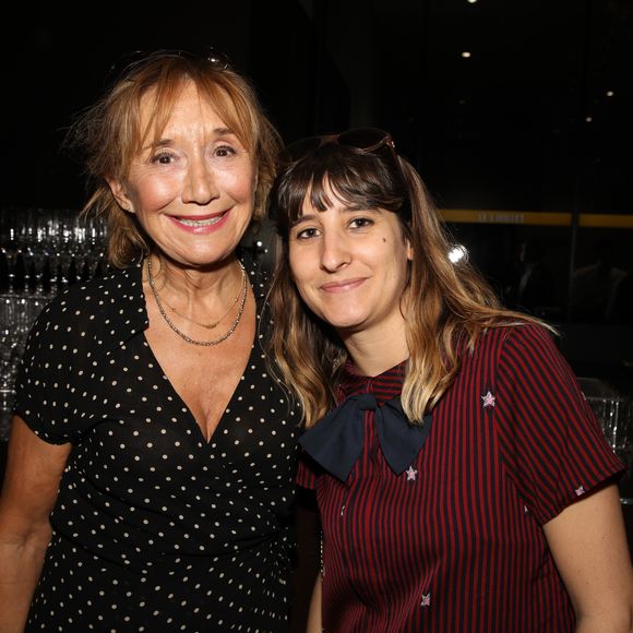 ... qui fait aujourd'hui la fierté de ses géniteurs...

Exclusif - Marie-Anne Chazel et sa fille Margot à la projection privée du film "Yesterday" avec LVMH au cinéma Elysée Biarritz à Paris le 26 juin 2019. 

© Denis Guignebourg / Bestimage