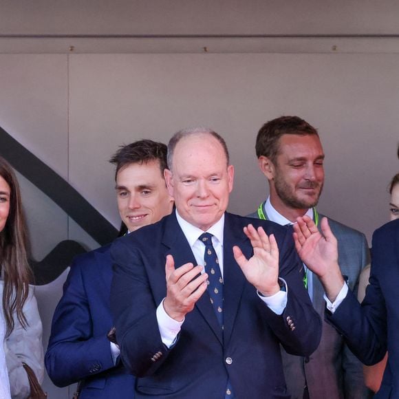 La princesse Charlène de Monaco, Charlotte Casiraghi, Louis Ducruet, le prince Albert II de Monaco, Pierre Casiraghi et Andrea Casiraghi - La famille princière de Monaco sur le podium avec Charles Leclerc, vainqueur du Grand Prix de Formule 1 (F1) de Monaco, le 26 mai 2024. © Claudia Albuquerque/Bestimage