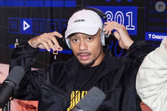 Exclusif - Mister V (Yvick Letexier) - Première dans son nouveau studio de l'émission de Cyprien 301 vues, diffusée en direct sur Twitch lundi 6 décembre - Paris le 6 décembre 2021 - ©Jack Tribeca / Bestimage