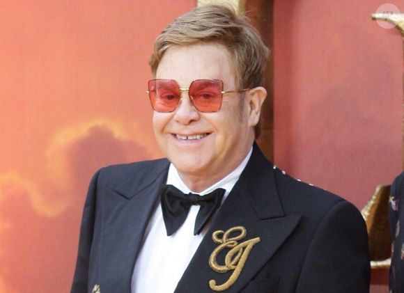 “Quand je l'ai vu, la première chose qu'il a dite a été : ‘Pardonne-moi !’ et le mur entre nous est tombé”, explique-t-elle

Elton John et son mari David Furnish lors de la première du film 'Le Roi lion' à Londres au Royaume-Uni, le 14 juillet 2019. Backgrid UK/ Bestimage