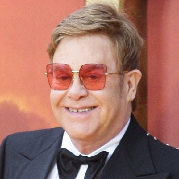 “Quand je l'ai vu, la première chose qu'il a dite a été : ‘Pardonne-moi !’ et le mur entre nous est tombé”, explique-t-elle

Elton John et son mari David Furnish lors de la première du film 'Le Roi lion' à Londres au Royaume-Uni, le 14 juillet 2019. Backgrid UK/ Bestimage