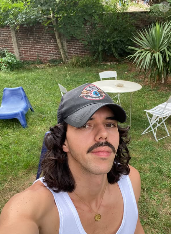 En effet, avec ses cheveux longs et sa moustache bien fournie qui lui donne un air de Freddie Mercury, il n'a plus rien à voir avec celui que le public a rencontré il y a quelques années.

Cenzo, vu en 2022 dans la Star Academy.