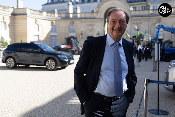 Héritier mais sans magasin à son nom, Michel-Édouard Leclerc est devenu le stratège et porte-parole du groupe.

Michel-Édouard Leclerc, président du comité stratégique du leader français de la grande distribution E.Leclerc, arrive pour une réunion avec la "French Electricity Team", destinée à faire avancer l’électrification de la France dans les années à venir, au palais de l’Élysée à Paris. © Raphaël Lafargue / Pool / Bestimage
