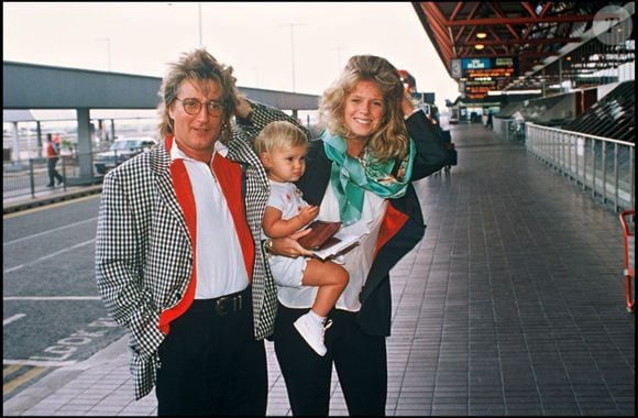 Rod Stewart, Rachel Hunter et leur fille Renée à l'aéroport de Londres / ALPHA AGENCY / BESTIMAGE