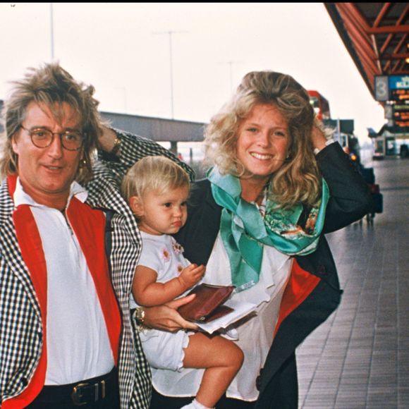Rod Stewart, Rachel Hunter et leur fille Renée à l'aéroport de Londres / ALPHA AGENCY / BESTIMAGE