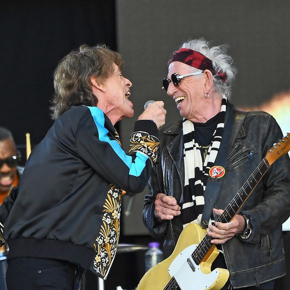 Il affirme : "Autant j'aime l'homme qu'est Mick, autant c'est quelqu'un de très dur dans le boulot".

Les Rolling Stones (Ron Wood, Mick Jagger et Keith Richards) en concert à Hyde Park, le 3 juillet 2022.

© AGENCE / BESTIMAGE