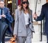 Pour cet événement très important aux yeux de la célèbre mère de famille, toute sa tribu a fait le déplacement... ou presque.

Victoria Beckham à la sortie de l'hôtel La Reserve lors de la Fashion Week de Paris (PFW), à Paris, France, le 3 octobre 2025. © TGB-Raw/GoffPhotos/Bestimage