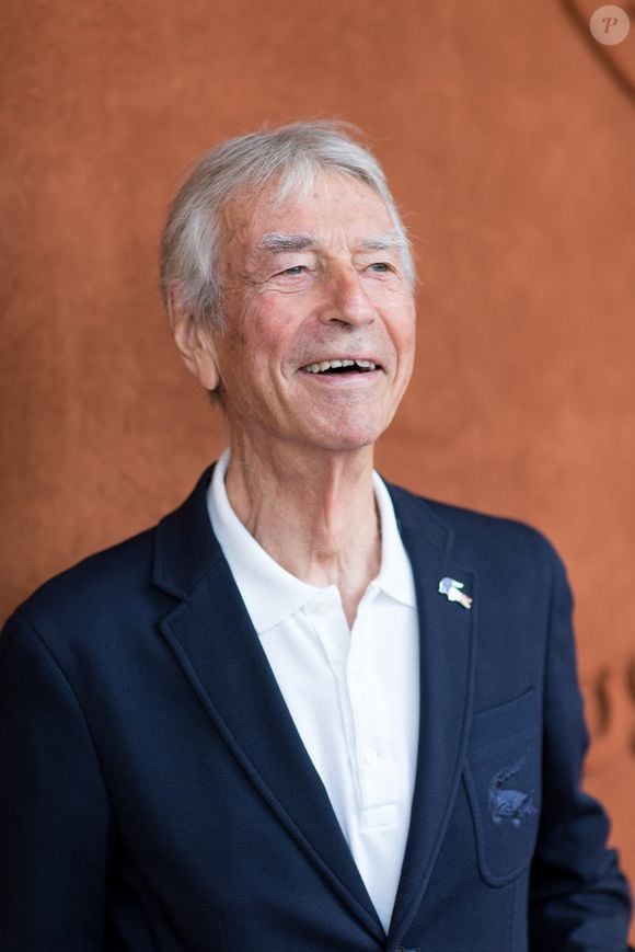À 88 ans, il occupe un rôle discret de conseiller auprès de la direction de l’information.

Jean-Claude Narcy au village des Internationaux de Tennis de Roland Garros à Paris. © Cyril Moreau / Bestimage