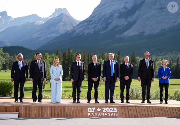 16 juin 2025, Kananaskis, Alb., CANADA : Le président du Conseil européen Antonio Costa, de gauche à droite, le Premier ministre japonais Shigeru Ishiba, la Première ministre italienne Giorgia Meloni, le président français Emmanuel Macron, le Premier ministre canadien Mark Carney, le président américain Donald Trump, le Premier ministre britannique Keir Starmer, le chancelier allemand Friedrich Merz et la présidente de la Commission européenne Ursula von der Leyen posent pour la photo de famille lors du sommet du G7 à Kananaskis, en Alberta, lundi 16 juin 2025. © Darryl Dyck/The Canadian Press via ZUMA Press/Bestimage
