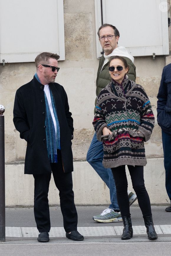 À ses côtés, l'inoubliable star de "Maman, j'ai raté l'avion", aujourd'hui âgé de 45 ans, affichait un style soigné mais décontracté, superposant un manteau noir sur un T-shirt blanc, le tout rehaussé d'une écharpe bleue. 

Exclusif - Macaulay Culkin et Natalie Portman sont allés déjeuner au Steam Bar (un restaurant asiatique) puis faire une balade à Paris lors de la Fashion Week de Paris (PFW) le 6 mars 2026. AGENCE / BESTIMAGE