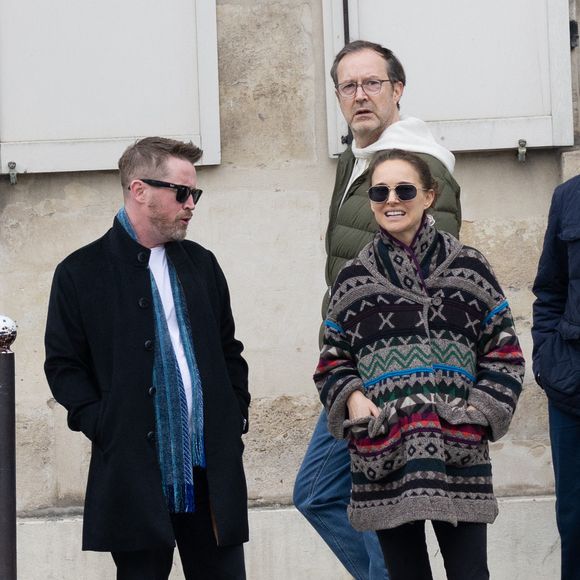 À ses côtés, l'inoubliable star de "Maman, j'ai raté l'avion", aujourd'hui âgé de 45 ans, affichait un style soigné mais décontracté, superposant un manteau noir sur un T-shirt blanc, le tout rehaussé d'une écharpe bleue. 

Exclusif - Macaulay Culkin et Natalie Portman sont allés déjeuner au Steam Bar (un restaurant asiatique) puis faire une balade à Paris lors de la Fashion Week de Paris (PFW) le 6 mars 2026. AGENCE / BESTIMAGE