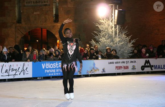 L'ex-championne française de patinage artistique Surya Bonaly lors de l'inauguration de l'éphémère patinoire de Perpignan, France, le 3 décembre 2010. Photo Michel Clementz/Cameleon/Abaca