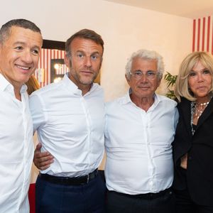 Dany Boon, le président Emmanuel Macron, Michel Boujenah (directeur artistique du festival), Brigitte Macron, Jacqueline Franjou (Fondatrice et présidente du Festival de Ramatuelle) au spectacle de Dany Boon "Clown n'est pas un métier" lors du 41ème Festival de Ramatuelle le 12 août 2025. 
© Cyril Bruneau / Bestimage