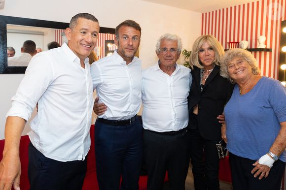Dany Boon, le président Emmanuel Macron, Michel Boujenah (directeur artistique du festival), Brigitte Macron, Jacqueline Franjou (Fondatrice et présidente du Festival de Ramatuelle) au spectacle de Dany Boon "Clown n'est pas un métier" lors du 41ème Festival de Ramatuelle le 12 août 2025. 
© Cyril Bruneau / Bestimage