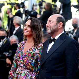 Kad Merad et sa compagne Julia Vignali - Montée des marches du film « OSS 117 : Alerte rouge en Afrique Noire » lors du 74ème Festival International du Film de Cannes. Le 17 juillet 2021
© Borde-Jacovides-Moreau / Bestimage