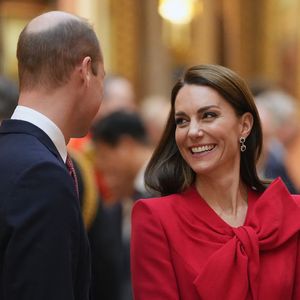 Le prince William et Kate Middleton se sont mariés lors d'une cérémonie retransmise en direct. 

Le prince William, prince de Galles, et Catherine (Kate) Middleton, princesse de Galles, avec Choo Kyungho, vice-premier ministre coréen et Park Jin, ministre coréen des Affaires étrangères, regardent une exposition spéciale d'objets de la collection royale relative à la République de Corée dans la galerie de photos du palais de Buckingham à Londres, Royaume Uni. ©Julien Burton / Bestimage