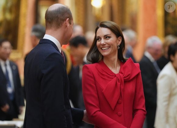 Le prince William et Kate Middleton se sont mariés lors d'une cérémonie retransmise en direct. 

Le prince William, prince de Galles, et Catherine (Kate) Middleton, princesse de Galles, avec Choo Kyungho, vice-premier ministre coréen et Park Jin, ministre coréen des Affaires étrangères, regardent une exposition spéciale d'objets de la collection royale relative à la République de Corée dans la galerie de photos du palais de Buckingham à Londres, Royaume Uni. ©Julien Burton / Bestimage
