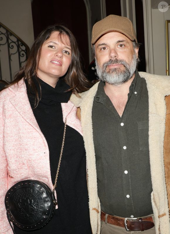 Exclusif - Romain Sardou et sa compagne Kym Thiriot lors de la générale de la pièce "Amis pour la vie" au théâtre de l'Oeuvre à Paris le 24 avril 2025. La représentation est suivie d'un cocktail.

© Coadic Guirec / Bestimage