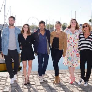 Il va y avoir du mouvement dans "Demain nous appartient".

Xavier Deluc, Emmanuel Moire, Clémence Lassalas, Kamel Belghazi, Julie Debazac, Charlotte Gaccio, Ingrid Chauvin, Alexandre Brasseur de la série "Demain nous appartient" - Le festival de fiction TV de La Rochelle. © Christophe Aubert via Bestimage