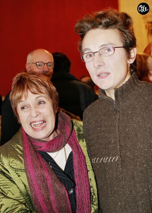 L'acteur français Lorant Deutsch pose aux côtés de son premier professeur de théâtre après la première d'« Amadeus » au Théâtre de Paris, à Paris, en France, le 26 janvier 2005. Photo : Guillaume Baptiste/ABACA.
