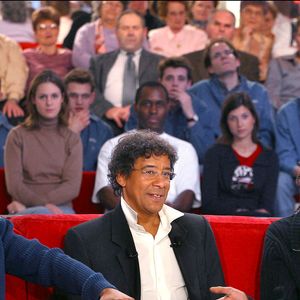 Laurent Voulzy entouré de ses deux fils Nicolas et Julien lors de l'enregistrement de l'émission Vivement Dimanche de Michel Drucker à Paris, France, le 12/03/2003. 
Crédit Jean-Jacques Datchary/Abaca