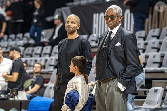 Tony Parker avec son fils Josh et son père Tony Parker Sr - Basket-ball : Betclic Elite - Villeurbanne Vs Nancy (115-71) à l'Astroballe de Villeurbanne le 28 septembre 2025. © Sandrine Thesillat / PsNewZ/Bestimage