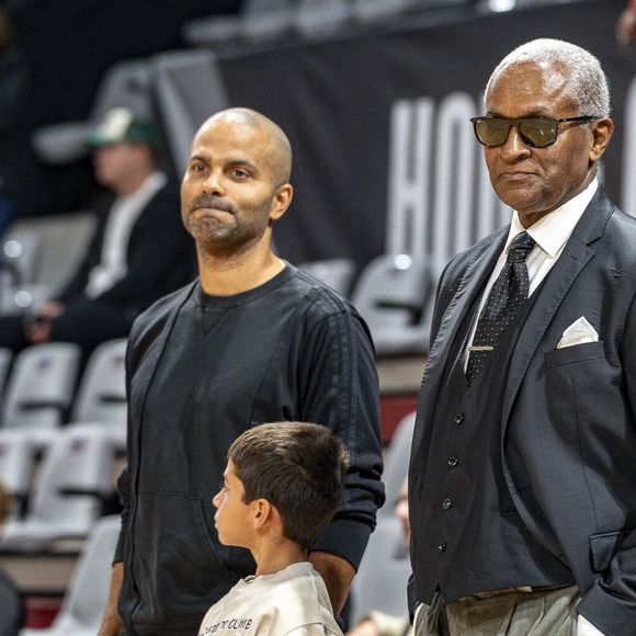Tony Parker avec son fils Josh et son père Tony Parker Sr - Basket-ball : Betclic Elite - Villeurbanne Vs Nancy (115-71) à l'Astroballe de Villeurbanne le 28 septembre 2025. © Sandrine Thesillat / PsNewZ/Bestimage