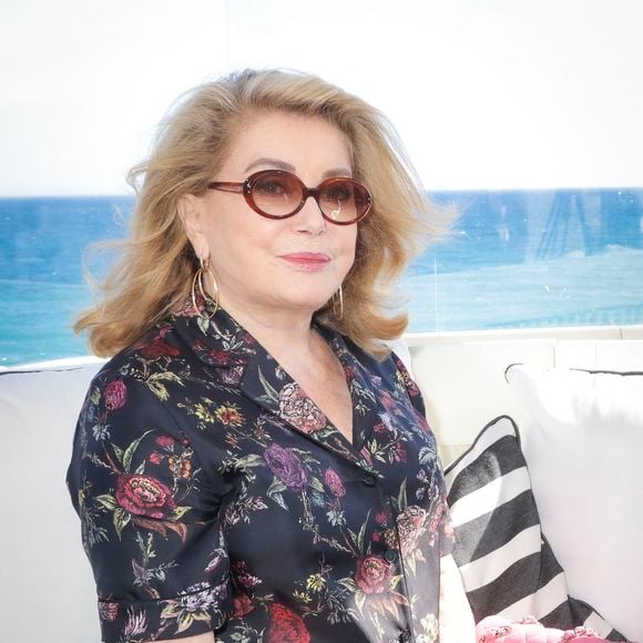 Exclusif - Catherine Deneuve interviewée par Augustin Trapenard pour l'émission "Brut" lors du 77ème Festival International du Film de Cannes. Le 22 mai 2024. 
© Jack Tribeca / Bestimage