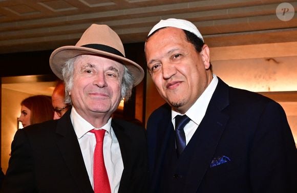 Franz-Olivier Giesbert et Hassen Chalghoumi au dîner annuel du CCAF (Conseil de coordination des associations arméniennes de France) à l'hôtel du collectionneur à Paris le 11 mars 2025
Comme chaque année, la onzième édition du désormais fameux dîner du CCAF a fait salle comble. 450 personnes se sont retrouvées dans les salons de l'hôtel du collectionneur, à Paris. Lors du cocktail, plusieurs personnalités politiques ont eu l'occasion de s'entretenir avec les invités.
Comme de coutume, un certain nombre de figures intellectuelles étaient également au dîner.
C'est Nelson Monfort qui a présenté la soirée en rappelant que la soirée est l'occasion de nous retrouver et de réaffirmer les liens profonds qui unissent la France et l'Arménie, liens tissés par l'histoire, la culture et des valeurs communes.
Cette soirée incarne à la fois un hommage solennel et un appel à l'action. Hommage envers celles et ceux qui oeuvrent sans relâche pour la cause arménienne; mais appel à la communauté internationale pour qu'elle s'engage résolument pour la justice et la paix.

© Christian Liewig / Bestimage