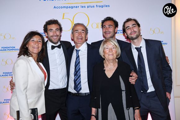 Mariage - Louis Kretz (L'Agence) s'est marié avec Adriana - Exclusif - Sandrine Kretz, Martin Kretz, Olivier Kretz, Majo (la grand-mère), Valentin et Louis - Soirée de gala des 50 ans de la Fondation Claude Pompidou à l'Hôtel Marcel Dassault à Paris le 12 avril 2022.

© Rachid Bellak / LMS / Bestimage