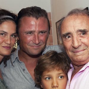 Claude Brasseur, Alexandre Brasseur avec son ex femme Juliette et leur fils, après la dernière représentation de "Mon Père avait raison" de Sacha Guitry lors du 25e Festival de Ramatuelle, dans le sud de la France, le 1er août 2009. Photo de Cyril Bruneau/Festival de Ramatuelle/Abaca