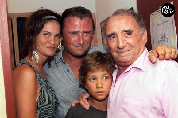 Claude Brasseur, Alexandre Brasseur avec son ex femme Juliette et leur fils, après la dernière représentation de "Mon Père avait raison" de Sacha Guitry lors du 25e Festival de Ramatuelle, dans le sud de la France, le 1er août 2009. Photo de Cyril Bruneau/Festival de Ramatuelle/Abaca