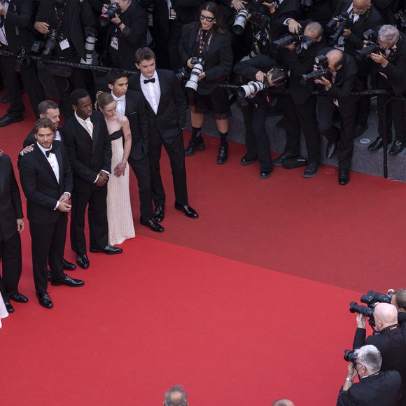 Clifton Collins Jr., Joaquin Phoenix, Ari Aster, Austin Butler, Emma Stone, Pedro Pascal, Luke Grimes, Lars Knudsen, Micheal Ward, Amélie Hoeferle, Matt Gomez Hidaka, Cameron Mann - Montée des marches du film « Eddington » lors du 78ème Festival International du Film de Cannes, au Palais des Festivals à Cannes. Le 16 mai 2025
© Olivier Borde / Bestimage