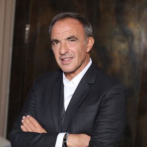 Exclusif - Nikos Aliagas lors de la nomination de Stéphane Bern comme Pape du Patrimoine lors de la Saint Clément au restaurant Alain Ducasse Baccarat, à Paris, France, le 20 novembre 2025. © Denis Guignebourg/Bestimage