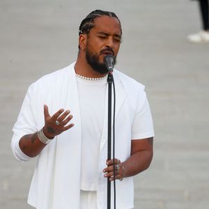 Exclusif - Slimane interprète sa nouvelle chanson "Résister" sur le parvis de Notre-Dame à Paris. Le 6 juin 2024. 
© Christophe Clovis / Bestimage