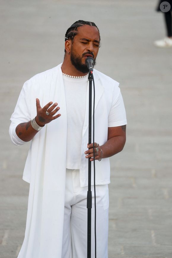 Exclusif - Slimane interprète sa nouvelle chanson "Résister" sur le parvis de Notre-Dame à Paris. Le 6 juin 2024. 
© Christophe Clovis / Bestimage