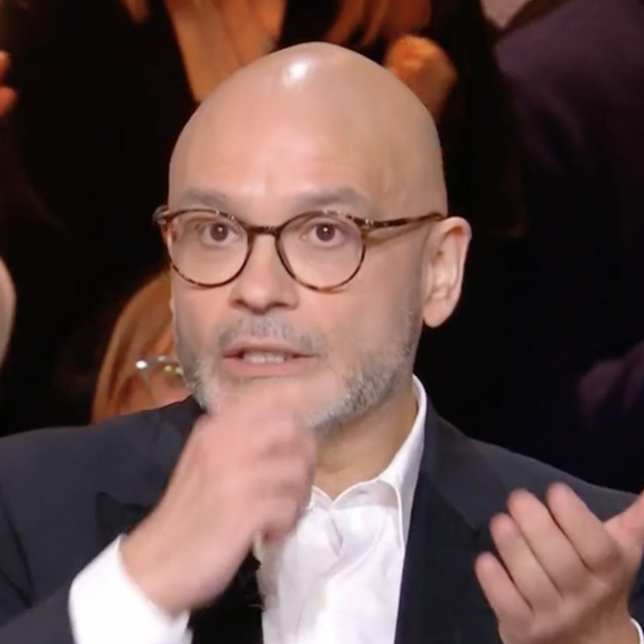 Yoann Riou sur le plateau de "Quelle époque !" sur France 2, le 8 juin 2025