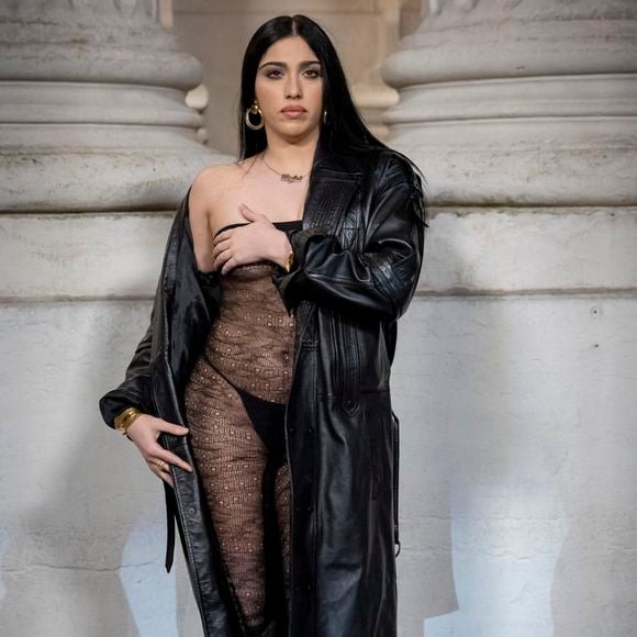 Si la chanteuse avait bien un grand manteau pour se cacher, elle a visiblement fini, sous l’œil des photographes, par l'entrouvrir...

Lourdes Leon au photocall du défilé Saint Laurent  "Collection Masculine Prêt-à-Porter Automne/Hiver 2025-2026" lors de la Fashion Week de Paris (PFW) le 28 janvier 2025 © Olivier Borde /Bestimage