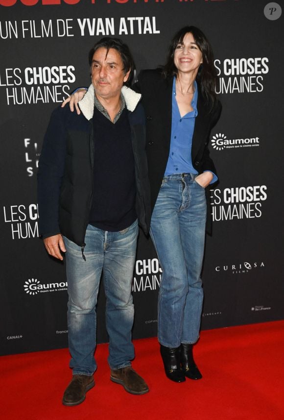 Yvan Attal et sa compagne Charlotte Gainsbourg - Avant-première du film "Les Choses Humaines" au cinéma UGC Normandie à Paris le 23 novembre 2021. © Coadic Guirec/Bestimage