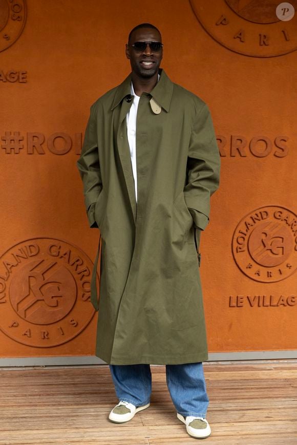 Après un petit discours, il se met à danser avec les basketteurs du club parisien

Omar Sy au village lors des Internationaux de France de Tennis de Roland Garros 2025, à Paris, France, le 7 juin 2025. © Cyril Moreau/Bestimage