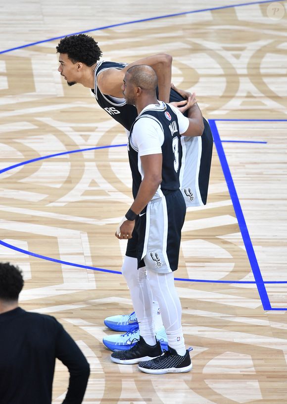Victor Wembanyama et Chris Paul lors du match "San Antonio Spurs - Pacers Indiana (98-136)" dans le cadre des NBA Paris Games 2025 à l'Accord Arena Bercy à Paris, le 26 janvier 2025.
© Ramsamy Veeren/Bestimage