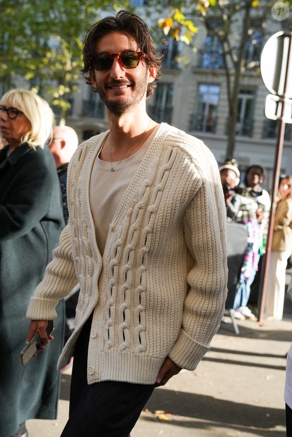 Pierre Niney assiste au défilé Lacoste Womenswear Spring/Summer 2026 dans le cadre de la semaine de la mode à Paris le 05 octobre 2025 à Paris, France. (Photo par Lucia Sabatelli / Bestimage)