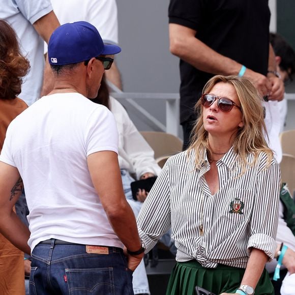 Sarah Poniatowski (Lavoine) avec son compagnon Roschdy Zem et son fils Roman dans les tribunes lors des Internationaux de France de Tennis de Roland Garros 2025. Paris, le 1er Juin 2025. © Dominique Jacovides/Bestimage